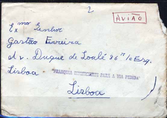 2086.jpg -     Lote:    2086            Moçambique       Descrição:         Marcas administrativas + carimbo hexagonal. Sobrescrito circulado de Espungabera (14.06.63) para Lisboa, com trânsito pela Beira (17.06.63), com selos de $50x2 tipo Borboletas e 1$00 Mapa de Moçambique. Indicação para seguir por "Via aérea". Por não franquia suficiente seguiu por via terrestre sendo marcada com carimbo linear batido a violeta "FRANQUIA INSUFICIENTE PARA A VIA PEDIDA". Carimbo hexagonal batido a violeta de "ESPUNGABERA". B e R.        Carta       Valor Base:     &euro; 25,00     Valor Venda:     &euro; 75,00     