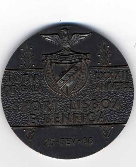 2198.jpg -     Lote:    2198                   Descrição:      Sport Lisboa e Benfica.   Medalha circular uniface com 58x4mm da Gravarte alusiva ao Jantar de Gala / LXXXII Anivers. / Sport Lisboa e Benfica / 25-FEV-86. MBC.        DIV       Valor Base:     &euro; 15,00     Valor Venda:     &euro; 30,00     