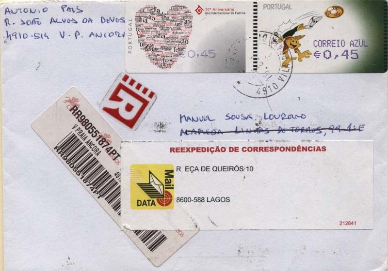 2289.jpg -     Lote:    2289      Lotes pelo Correio       Portugal       Descrição:         2004 &mdash; Euro 2004 * Kinas + Ano Internacional da Família. Sobrescrito circulado de Vila Praia de Ancora (10.08.2004) para Lisboa e reexpedida para Lagos, com ETQ27 (&euro;0,45) + ETQ29A (&euro;0,45).        ETQ/Carta       Valor Base:     &euro; 5,00     Valor Venda:     Retirado     