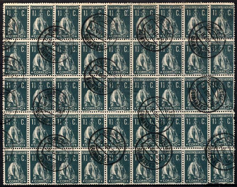2692.jpg -     Lote:    2692      Lotes pelo Correio       Portugal       Descrição:         1917/20 &mdash; Ceres. Novas taxas e cores. CE222, 1 &frac12; c verde escuro, denteado 12 x 11 &frac12;, papel acetinado médio. Bloco de 45 selos (9x5), obliterados com carimbo de Guimarães (08.10.25). valor de catálogo &euro; 15,75.        O       Valor Base:     &euro; 3,00     Valor Venda:     &euro; 3,00     