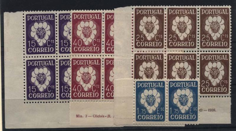 2722.jpg -     Lote:    2722      Lotes pelo Correio       Portugal       Descrição:         1938 &mdash; 5.º Congresso Internacional da Vinha e do Vinho. CE579/82. Séries completas. CE579/581 em blocos de 6 selos em canto de folha + CE582 em par horizontal. Valor de catálogo &euro; 395,20.        ***       Valor Base:     &euro; 30,00     Valor Venda:     &euro; 37,00     