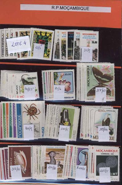 3215.jpg -     Lote:    3215      Lotes pelo Correio              Descrição:      Moçambique.   Lote composto por 51 séries completas novas e diferentes (277 selos). Valor de catálogo &euro; 293,00.        Lote       Valor Base:     &euro; 30,00     Valor Venda:     &euro; 32,00     