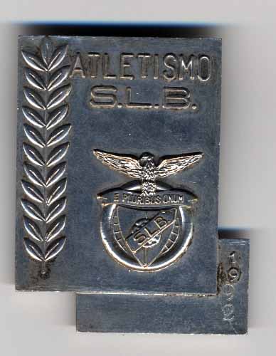 3231.jpg -     Lote:    3231      Lotes pelo Correio              Descrição:      Sport Lisboa e Benfica.   Medalha uniface, com +/- 55x36x1mm e 28 grs de peso, com inscrições "Atletismo / S.L.B. / emblema / 1992". No reverso: "Torneio de captação / SLB/ 60m / Fem 2". Alfinete original. Estado irregular        DIV       Valor Base:     &euro; 5,00     Valor Venda:     &euro; 12,00     