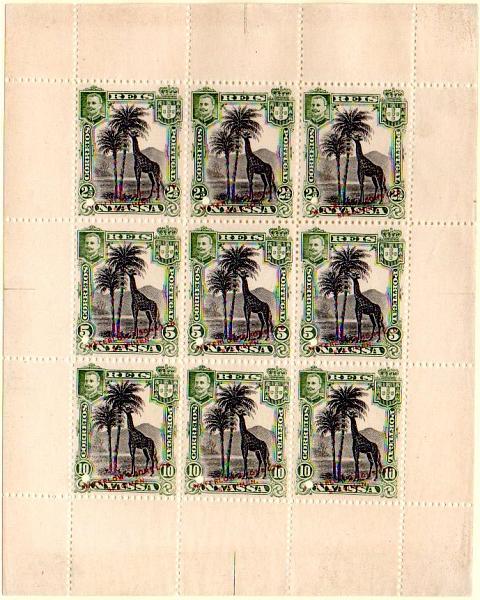 0014.jpg -     Lote:    14      Colecção IMPÉRIO      Companhia do Niassa       Descrição:         1901 &mdash; D. Carlos I (Girafa e Camelos). CE27, 2 &frac12; reis. Mini-folha de 9 provas em verde-oliva e preto, com sobrecarga a vermelho "WATERLOW & SONS LTS / SPECIMEN".        PRV       Valor Base:     &euro; 100,00     Valor Venda:     &euro; 200,00     