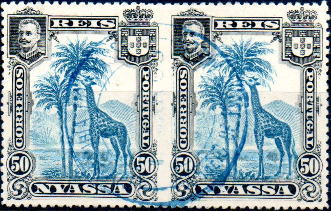 0022.jpg -     Lote:    22      Colecção IMPÉRIO      Companhia do Niassa       Descrição:         1901 &mdash; D. Carlos I (Girafa e Camelos). CE33, 50 reis azul. Par horizontal não denteado verticalmente ao centro. MB e MR.        O       Valor Base:     &euro; 50,00     Valor Venda:     &euro; 130,00     
