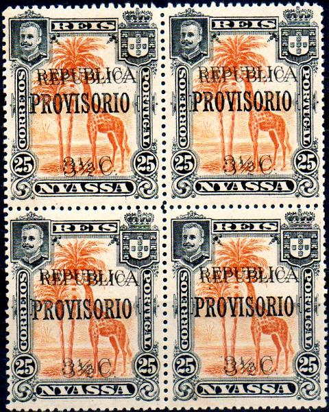 0056.jpg -     Lote:    56      Colecção IMPÉRIO      Companhia do Niassa       Descrição:         1918 &mdash; D. Carlos I, com sobretaxa e sobrecarga REPUBLICA. CE71, 3 &frac12; c s/ 25 reis laranja. Quadra com dupla sobrecarga e sobretaxa. MB.        **       Valor Base:     &euro; 50,00     Valor Venda:     &euro; 130,00     