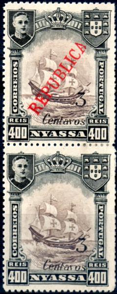 0073.jpg -     Lote:    73      Colecção IMPÉRIO      Companhia do Niassa       Descrição:         1921 &mdash; D. Manuel II, com sobrecarga e sobretaxa REPUBLICA, tipografada a preto em Lisboa. CE88,3 c s/ 400 reis castanho. Par vertical com um dos selos sem impressão da sobrecarga REPUBLICA. MB e MR.        ***/**       Valor Base:     &euro; 50,00     Valor Venda:     &euro; 160,00     