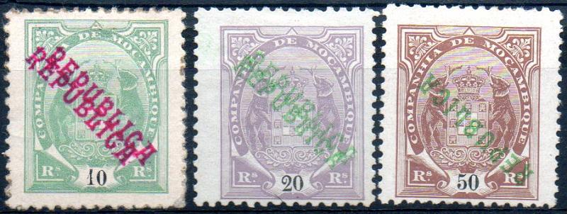0132.jpg -     Lote:    132      Colecção IMPÉRIO      Companhia de Moçambique       Descrição:         1911 &mdash; Tipo Elefantes, com sobrecarga REPUBLICA local. Lote de 3 selos: um de 10 reis verde amarelo CE64, com dupla sobrecarga tipo I; outro de 20 reis lilás cinzento CE66, com dupla sobrecarga tipo I; e outro de 50 reis castanho CE68, com a sobrecarga invertida tipo I.        **       Valor Base:     &euro; 20,00     Valor Venda:     &euro; 80,00     