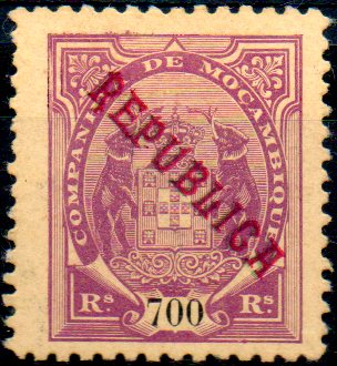 0135.jpg -     Lote:    135      Colecção IMPÉRIO      Companhia de Moçambique       Descrição:         1911 &mdash; Tipo Elefantes, com sobrecarga REPUBLICA local. CE76, 700 reis violeta s/ amarelo. Selo com dupla sobrecarga, uma a verde e outra a vermelho. Sobrecarga tipo I. B e R.        **       Valor Base:     &euro; 15,00     Valor Venda:     &euro; 18,00     