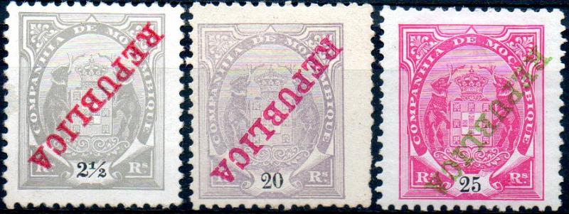 0136.jpg -     Lote:    136      Colecção IMPÉRIO      Companhia de Moçambique       Descrição:         1911 &mdash; Tipo Elefantes, com sobrecarga REPUBLICA. CE77, 81/82, 2 &frac12;, 20 e 25 reis. Lote de 3 selos com a impressão invertida da sobrecarga.        **       Valor Base:     &euro; 15,00     Valor Venda:     &euro; 32,00     