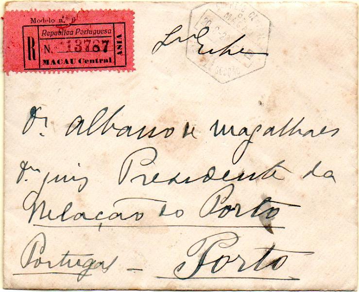 0445.jpg -     Lote:    445            Macau       Descrição:         1913 &mdash; Centenário da Índia com sobrecarga REPUBLICA + Ceres. Sobrescrito circulado registado de Macau (20.08.20) para o Porto (05.10.20) com trânsito por Lisboa (04.10.20) e com selos de 5 avos CE214 e 16 avos CE208.        Carta       Valor Base:     &euro; 75,00     Valor Venda:     Retirado     