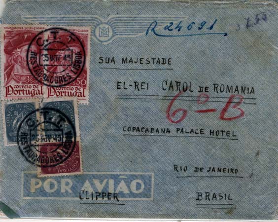 0713.jpg -     Lote:    713            Correio aéreo       Descrição:         Yank Clipper * Portugal-Brasil. Sobrescrito remetido registado por via aérea de Lisboa (25.11.45) para o Rio de Janeiro, com selos de $50 e 2x10$00 tipo Caravela + par de $50 Navegadores Portugueses. Sobrescrito remetido para o Rei Carol da Roménia.        Aéreo       Valor Base:     &euro; 15,00     Valor Venda:     &euro; 24,00     