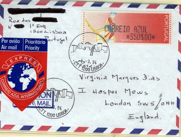 0717.jpg -     Lote:    717            Correio aéreo       Descrição:         1/9/1994 - Carta para Inglaterra enviada de Lisboa com a etiqueta crouzet do ciclista correio azul e obliterada com o carimbo comemorativo do castelo de S. JORGE que existia na estação dos Restauradores, mas que foi retirado em 1995. Tem no seu interior o anúncio do lançamento do correio azul destas etiquetas.        Aéreo       Valor Base:     &euro; 15,00      Valor Venda:     &euro; 15,00     