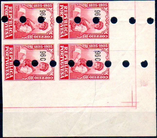 0847.jpg -     Lote:    847            Portugal       Descrição:         1925 &mdash; Centenário do Nascimento de Camilo Castelo Branco. CE 318, 96C. Quadra canto de folha não denteada, com furos de segurança em carmim (cor aprovada). B e R.        PRV       Valor Base:     &euro; 40,00     Valor Venda:     &euro; 40,00     