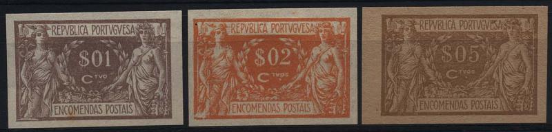 0893.jpg -     Lote:    893            Portugal       Descrição:         1920/22 &mdash; Encomendas Postais. Comércio e Indústria. CE EP1/3. Lote de 3 provas não denteadas: duas de $01, $02 em papel liso branco nas cores aprovadas e uma de $05, em papel camurça em castanho claro (cor não aprovada).        PRV       Valor Base:     &euro; 15,00     Valor Venda:     Retirado     
