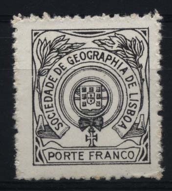 0900.jpg -     Lote:    900            Portugal       Descrição:         1935/36 &mdash; Porte franco. Sociedade de Geografia de Lisboa. Emblema da sociedade sem legenda à volta do escudo. CE18. Prova em preto, denteada e com goma.        PRV       Valor Base:     &euro; 10,00     Valor Venda:     &euro; 14,00     
