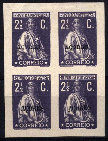 0905.jpg -     Lote:    905            Açores       Descrição:         1912/13 &mdash; Ceres. Provas e ensaios. Quadra de provas não denteadas do 2 &frac12; ctvs violeta escuro, impressa isoladamente em papel pontinhado, par superior com sobrecarga "AÇORES" não aprovada e par inferior com sobrecarga aprovada. MB        PRV       Valor Base:     &euro; 25,00     Valor Venda:     Retirado     