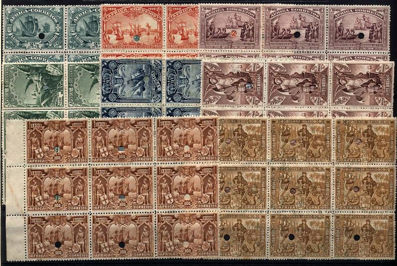 0908.jpg -     Lote:    908            África       Descrição:         África. 1898 &mdash; 4.º Centenário da Descoberta do Caminho Marítimo para a Índia. CE 1/8. Série completa em blocos de 9 provas a talhe doce, denteadas, retiradas da folha do arquivo da Waterlow & Sons, Londres, com furos de segurança.        PRV       Valor Base:     &euro; 100,00     Valor Venda:     &euro; 100,00     