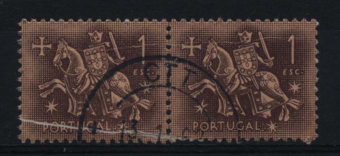 0934.jpg -     Lote:    934            Portugal       Descrição:         1953 &mdash; Cavaleiro Medieval. CE768, 1$00 castanho s/ castanho claro. Par horizontal com pronunciado "plié".        O       Valor Base:     &euro; 6,00     Valor Venda:     Retirado     