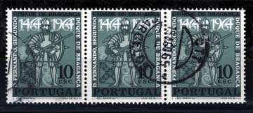 0940.jpg -     Lote:    940            Portugal       Descrição:         1965 &mdash; 5.º Centenário da Cidade de Bragança. CE949, 10$00. Tira horizontal de 3 selos, com a cor azul-verde muito deslocada.        O       Valor Base:     &euro; 15,00     Valor Venda:     &euro; 15,00     