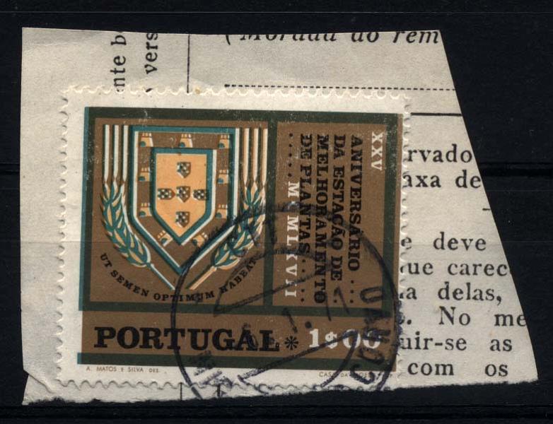 0943.jpg -     Lote:    943            Portugal       Descrição:         1970 &mdash; 25.º Aniversário da Estação de Melhoramento de Plantas. CE1073, 1$00. Selo com a cor verde deslocada.        FRG       Valor Base:     &euro; 6,00     Valor Venda:     &euro; 6,00     