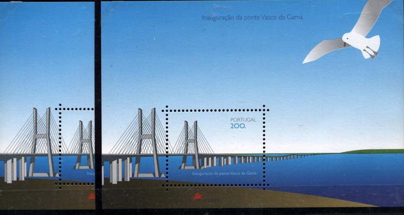 0960.jpg -     Lote:    960            Portugal       Descrição:         1998 &mdash; Inauguração da Ponte Vasco da Gama. CE BLC194. Bloco com grande deslocação do corte mostrando no bordo esquerdo menos um pilar da ponte + bloco normal para comparação.        BLC***       Valor Base:     &euro; 10,00     Valor Venda:     &euro; 16,00     