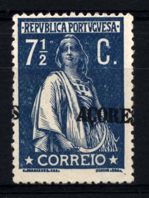 0974.jpg -     Lote:    974            Açores       Descrição:         1918/21 &mdash; Ceres. Selos do Continente com sobrecarga AÇORES. CE172, 7 &frac12; C azul escuro, denteado 15x14. Selo com a sobrecarga deslocada.        *       Valor Base:     &euro; 10,00     Valor Venda:     &euro; 12,00     