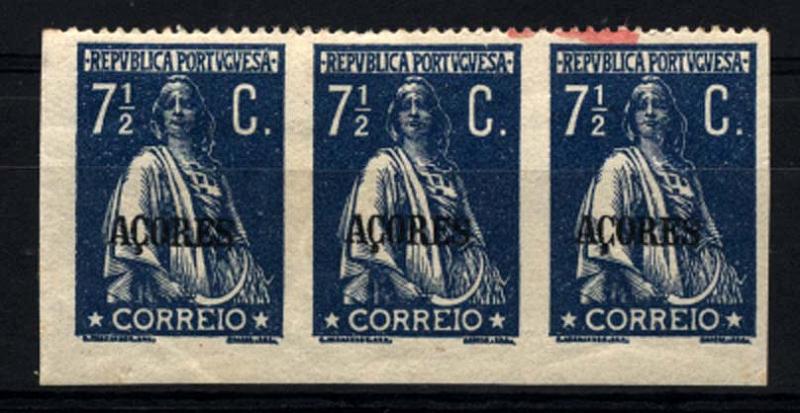 0975.jpg -     Lote:    975            Açores       Descrição:         1918/21 &mdash; Ceres. Selos do Continente com sobrecarga AÇORES. CE172, 7 &frac12; C azul. Tira horizontal de 3 selos, canto de folha, não denteada em três lados (apenas denteado no bordo superior). MB e MR.        **       Valor Base:     &euro; 20,00     Valor Venda:     &euro; 24,00     