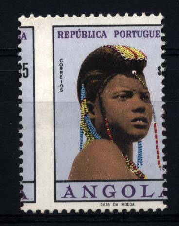 1005.jpg -     Lote:    1005            Angola       Descrição:         1961 &mdash; Tipos Femininos de Angola. CE413, $15. Selo com deslocação pronunciada do denteado.        *       Valor Base:     &euro; 10,00     Valor Venda:     &euro; 14,00     
