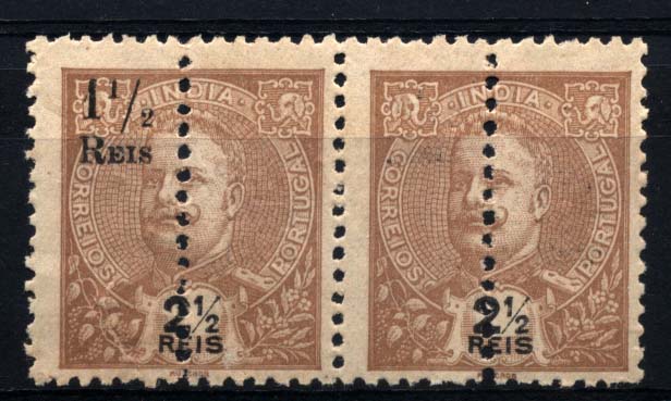1028.jpg -     Lote:    1028            Índia       Descrição:         1911/13 &mdash; D. Carlos I tipo Mouchon, perfurados ao meio, com sobretaxa. CE233, 1 &frac12; s/ 2 &frac12; reis castanho amarelo. Par horizontal com impressão parcial da sobretaxa. B e MR.        *       Valor Base:     &euro; 15,00     Valor Venda:     &euro; 32,00     