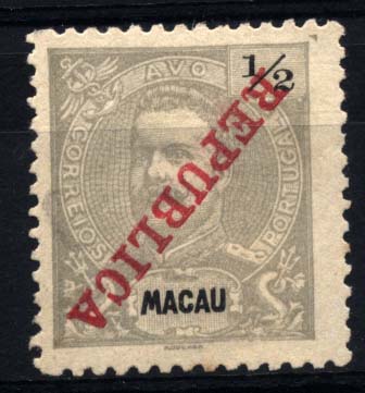 1042.jpg -     Lote:    1042            Macau       Descrição:         1911 &mdash; D. Carlos I, tipo Mouchon com sobrecarga REPUBLICA da Casa da Moeda. CE149, &frac12; avo cinzento. Selo com a sobrecarga invertida.         *       Valor Base:     &euro; 10,00     Valor Venda:     &euro; 26,00     