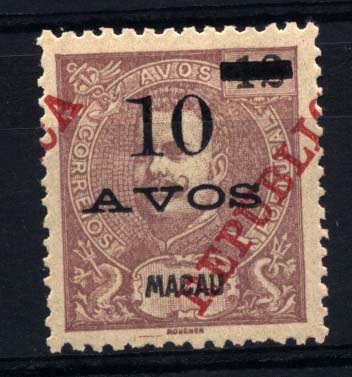 1057.jpg -     Lote:    1057            Macau       Descrição:         1915 &mdash; D. Carlos I tipo Mouchon, com sobretaxa e sobrecarga REPUBLICA da Casa da Moeda. CE242, 10 s/ 12 avos, lilás malva. Selo com a sobrecarga deslocada.        *       Valor Base:     &euro; 10,00     Valor Venda:     &euro; 22,00     