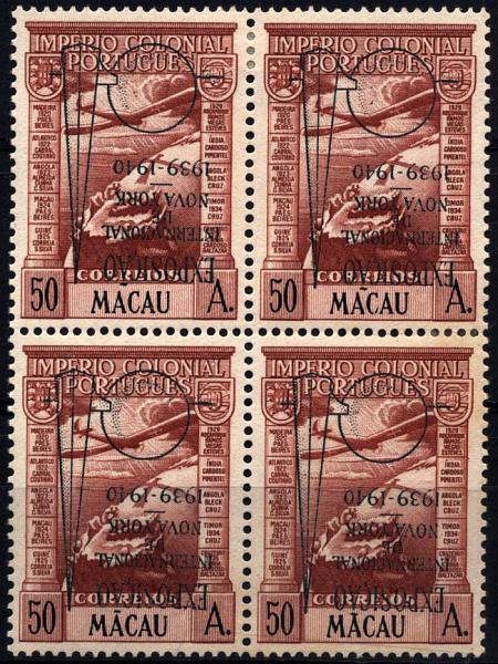 1058.jpg -     Lote:    1058            Macau       Descrição:         1939 &mdash; Correio Aéreo. Império Colonial Português, com sobrecarga da Exposição Internacional de Nova York 1939-1940. CE13A, 50 avos castanho avermelhado. Quadra com a impressão invertida do sobrecarga. Um selo com dois leves pontos de óxido + dois selos com sinal de charneira. Possivelmente única quadra conhecida nestas com a sobrecarga invertida.        ***/**       Valor Base:     &euro; 1.500,00     Valor Venda:     &euro; 4400,00     