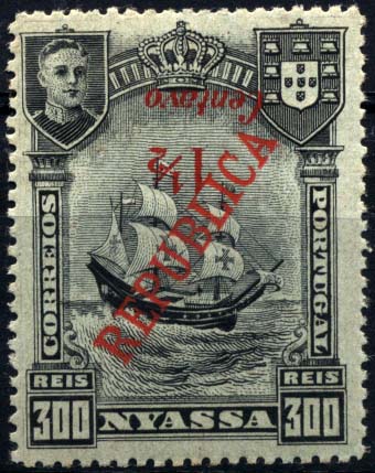 1090.jpg -     Lote:    1090            Companhia do Niassa       Descrição:         1921 &mdash; D. Manuel II com sobretaxa de Lisboa. CE85, 1 &frac12; C s/ 300 reis preto s/ azul. Selo com a sobretaxa invertida.        ***       Valor Base:     &euro; 10,00     Valor Venda:     &euro; 22,00     