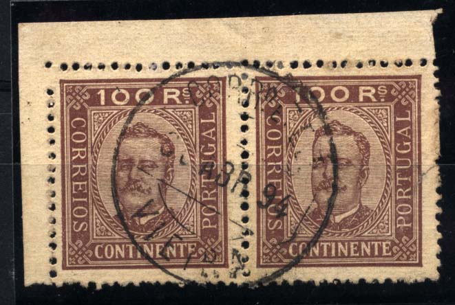 1208.jpg -     Lote:    1208            Portugal       Descrição:         1892/93 &mdash; D. Carlos I tipo Diogo Neto. CE73, 100 reis castanho s/ amarelo, denteado 12 &frac12;, papel porcelana. Par horizontal, canto de folha, obliterado com CCD de VIEIRA, batido a preto. MB.        O       Valor Base:     &euro; 15,00     Valor Venda:     &euro; 15,00     