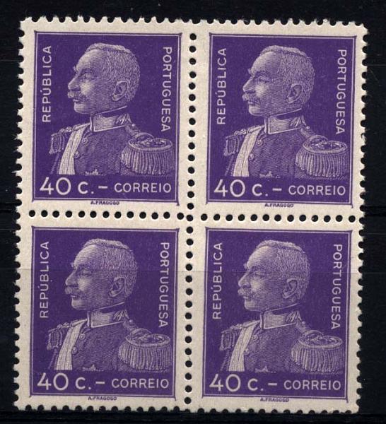 1301.jpg -     Lote:    1301            Portugal       Descrição:         1934 &mdash; General Carmona. CE560, 40C violeta. Quadra em papel liso. Valor de catálogo &euro; 404,00.        ***       Valor Base:     &euro; 80,00     Valor Venda:     &euro; 130,00     