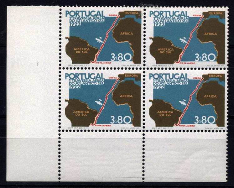 1361.jpg -     Lote:    1361            Portugal       Descrição:         1972 &mdash; Cinquentenário da 1.ª Travessia Lisboa-Rio de Janeiro. CE1174. Quadra canto de folha em denteado 13 &frac12;. Valor de catálogo &euro; 900,00.        ***       Valor Base:     &euro; 250,00     Valor Venda:     &euro; 320,00     