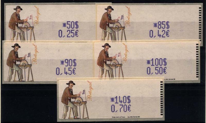 1374.jpg -     Lote:    1374            Portugal       Descrição:         1999 &mdash; Amolador. Dupla afixação da taxa. CE ETQ18A. Série completa para o correio ordinário, para o ano de 2000, com as taxas impressas a violeta. Não catalogada.        ETQ       Valor Base:     &euro; 80,00     Valor Venda:     Retirado     