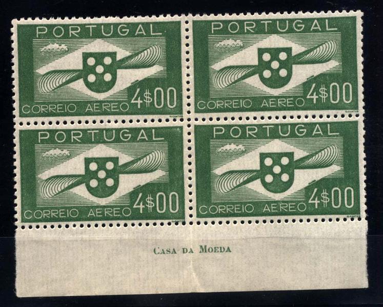 1417.jpg -     Lote:    1417            Portugal       Descrição:         1936/41 &mdash; Tipo Hélice. CE CA5, 4$00 verde. Quadra bordo de folha, com inscrições marginais. Valor de catálogo &euro; 231,60.        ***       Valor Base:     &euro; 40,00     Valor Venda:     &euro; 50,00     