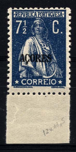 1447.jpg -     Lote:    1447            Açores       Descrição:         1918/21 &mdash; Ceres. Selos do Continente com sobrecarga AÇORES. CE172, 7 &frac12; C azul escuro, denteado 12x11 &frac12;. Selo bordo de folha. Valor de catálogo &euro; 153,00.        ***       Valor Base:     &euro; 22,00     Valor Venda:     &euro; 32,00     