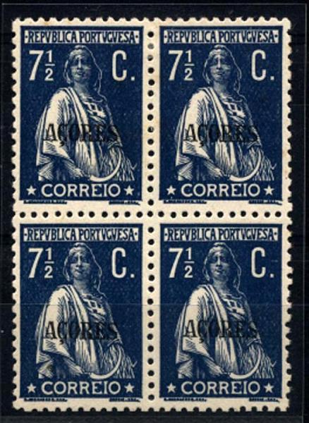 1448.jpg -     Lote:    1448            Açores       Descrição:         1918/21 &mdash; Ceres. Selos do Continente com sobrecarga AÇORES. CE172, 7 &frac12; C azul, papel pontinhado, denteado 12x11 &frac12;. Quadra (três selos com ligeiros pontos de óxido). Valor de catálogo &euro; 612,00.        ***       Valor Base:     &euro; 90,00     Valor Venda:     &euro; 95,00     