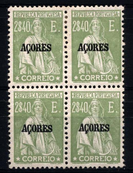 1456.jpg -     Lote:    1456            Açores       Descrição:         1924/26 &mdash; Ceres. Selos do Continente com sobrecarga AÇORES. CE214, 2$40 verde seda. Quadra (dois selos com sinal de charneira e dois sem sinal). Valor de catálogo &euro; 427,70. MB e MR.        ***/**       Valor Base:     &euro; 70,00     Valor Venda:     Retirado     