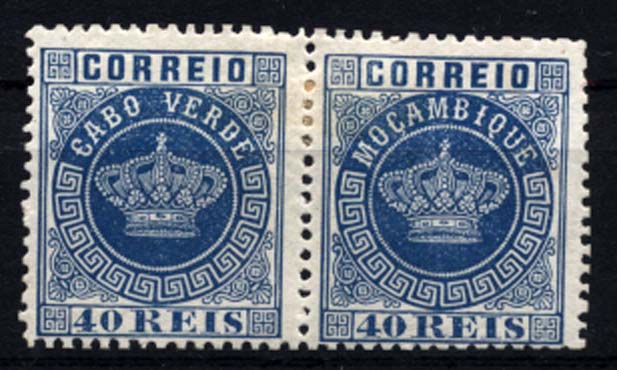 1530.jpg -     Lote:    1530            Cabo Verde       Descrição:         1877 &mdash; Tipo Coroa. CE5, 40 reis azul, denteado 12 &frac12;, papel liso. Par horizontal com selo de Moçambique (por erro foi montado um cunho dos selos de Moçambique na 5.ª linha da 2.ª coluna). Valor de catálogo &euro; 2.500,00. Certificado de Peritagem de Bernard Behr e Pascal Behr (Paris).        **       Valor Base:     &euro; 1250,00     Valor Venda:     &euro; 1400,00     