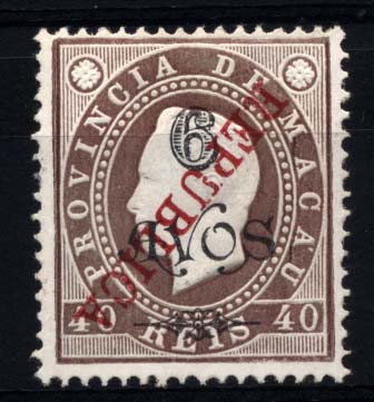 1588.jpg -     Lote:    1588            Macau       Descrição:         1913 &mdash; D. Luís I, com sobretaxa e sobrecarga REPUBLICA. CE168, 6 avos s/ 40 reis castanho. Selo com a sobrecarga invertida. Valor de catálogo &euro; 55,00.        *       Valor Base:     &euro; 25,00     Valor Venda:     &euro; 60,00     