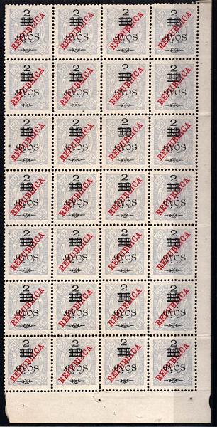 1594.jpg -     Lote:    1594            Macau       Descrição:         1913 &mdash; D. Carlos I tipo Diogo Neto, com sobretaxa tipografada localmente. CE183, 2 s/ 18 avos s/ 50 reis azul claro, denteado 11 &frac12;. Folha completa de 28 selos. Valor de catálogo &euro; 152,60.        *       Valor Base:     &euro; 120,00     Valor Venda:     &euro; 130,00     