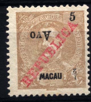 1599.jpg -     Lote:    1599            Macau       Descrição:         1913 &mdash; D. Carlos I, com sobretaxa. CE198, &frac12; avo s/ 5 avos, castanho amarelo. Selo com a sobretaxa invertida. Valor de catálogo &euro; 45,50.        *       Valor Base:     &euro; 20,00     Valor Venda:     Retirado     