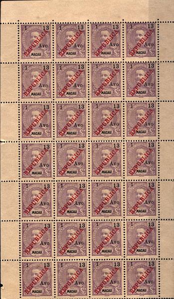 1605.jpg -     Lote:    1605            Macau       Descrição:         1913 &mdash; D. Carlos I tipo Mouchon, com sobretaxa, REPUBLICA local. CE200, 1 s/ 13 avos lilás vivo. Folha completa de 28 selos. Valor de catálogo &euro; 1.097,60.        *       Valor Base:     &euro; 500,00     Valor Venda:     &euro; 900,00     