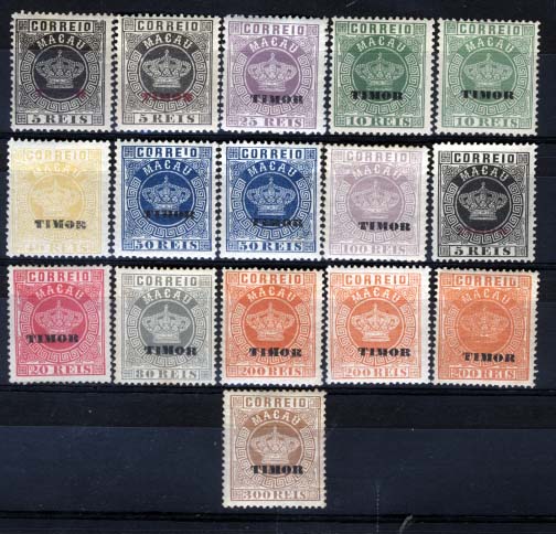 1709.jpg -     Lote:    1709            Timor       Descrição:         1886 &mdash; Tipo Coroa. Selos de Macau com sobrecarga TIMOR. CE1/10. Lote de 16 selos (série completa) com repetições em denteado 12 &frac12; e 13 &frac12;. Várias tonalidades. Um selo sem goma e 4 selos com vestígios de óxido no verso. Valor de catálogo &euro; 86,80.        **       Valor Base:     &euro; 20,00     Valor Venda:     &euro; 55,00     