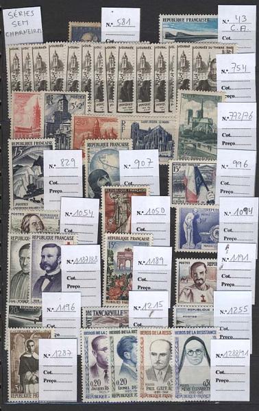2013.jpg -     Lote:    2013                   Descrição:      França &mdash;   Classificador com selos novos em séries e selos soltos sem charneira (&euro; 440,80) e com charneira (&euro;254,00). Valores Yvert 2010. Lote a ver.        Lote       Valor Base:     &euro; 95,00     Valor Venda:     Retirado     