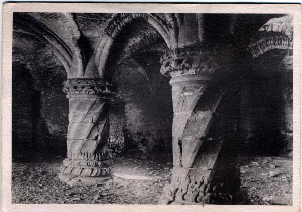 2241.jpg -     Lote:    2241      Lotes pelo Correio             Descrição:         Muralhas do Castelo de Veiros + Sala de Armas do Castelo de Évora Monte. Dois postais ilustrados emitidos por Ferrugento Gonçalves.        PI       Valor Base:     &euro; 80,00     Valor Venda:     Retirado     